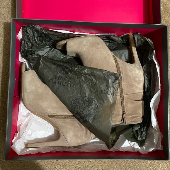 VINCE CAMUTO Heel Booties - Picture 2 of 4